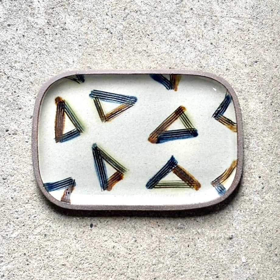 櫛目三角 [COMBED TRIANGLES]